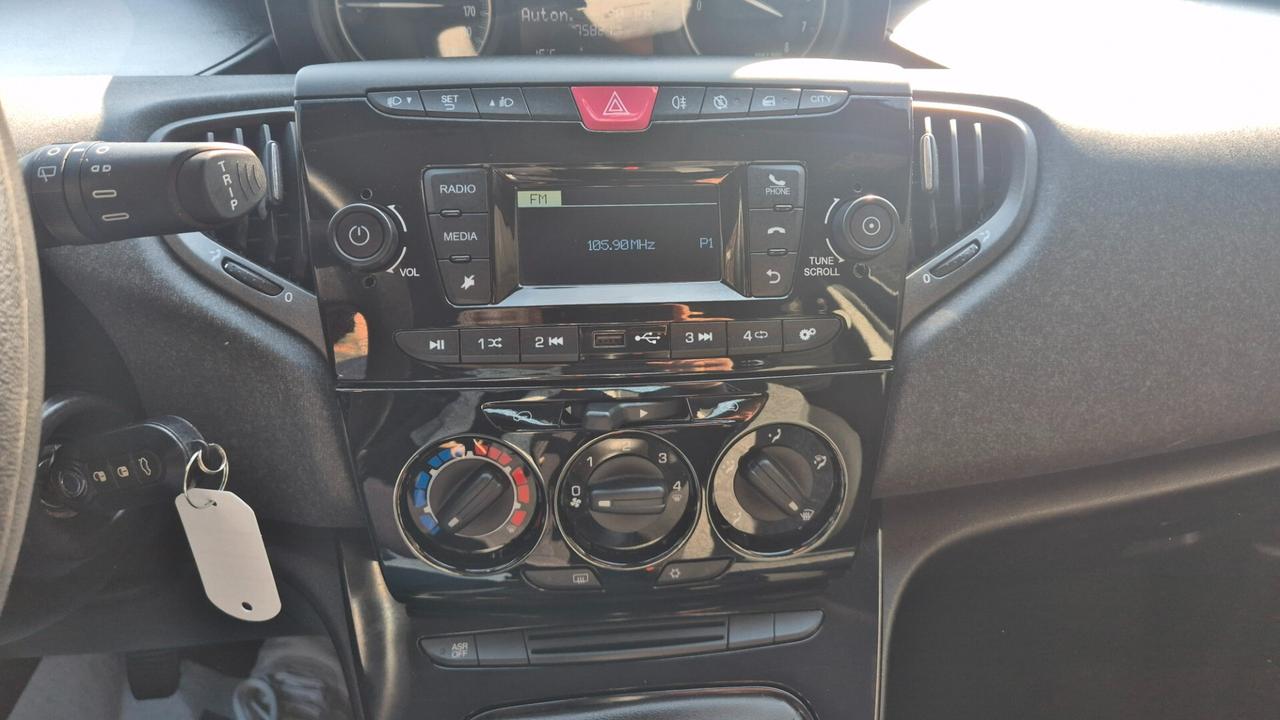 Lancia Ypsilon 1.0 FireFly 5 porte S&S Hybrid Silver