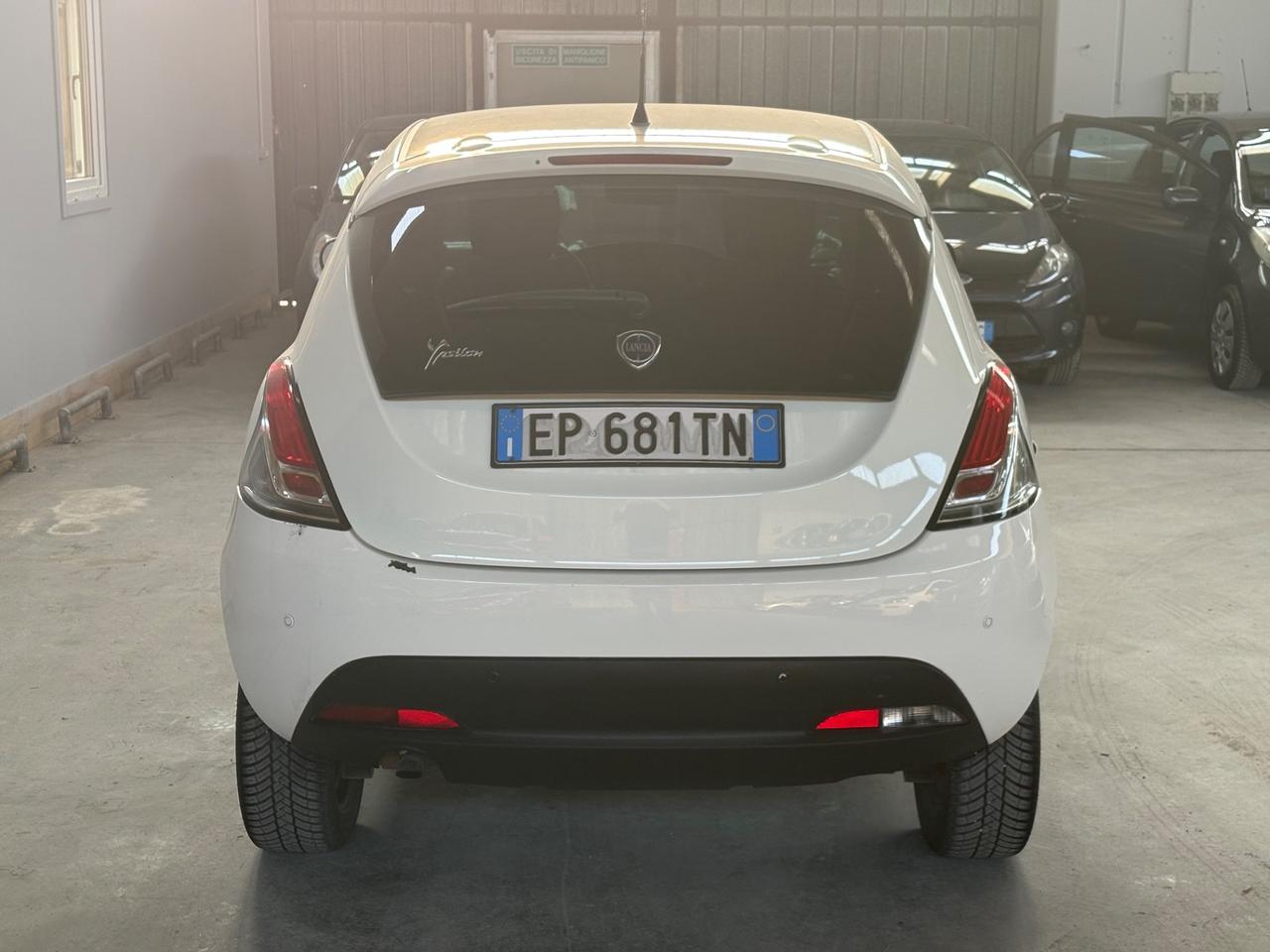 Lancia Ypsilon 0.9 TwinAir 85 CV 5 porte Metano Ecochic Silver