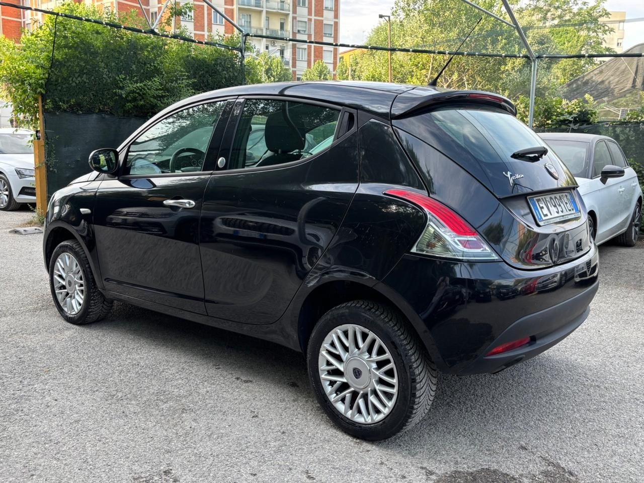Lancia Ypsilon 5 porte Metano Ecochic OK NEOPATENTATI