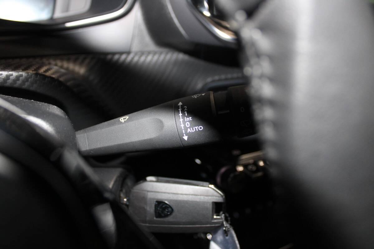 Peugeot 208 1.2 puretech Allure s&s 100cv Con CARPLAY