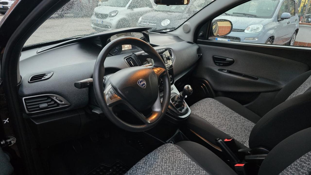 Lancia Ypsilon 1.0 FireFly 5 porte S&S Hybrid Silver