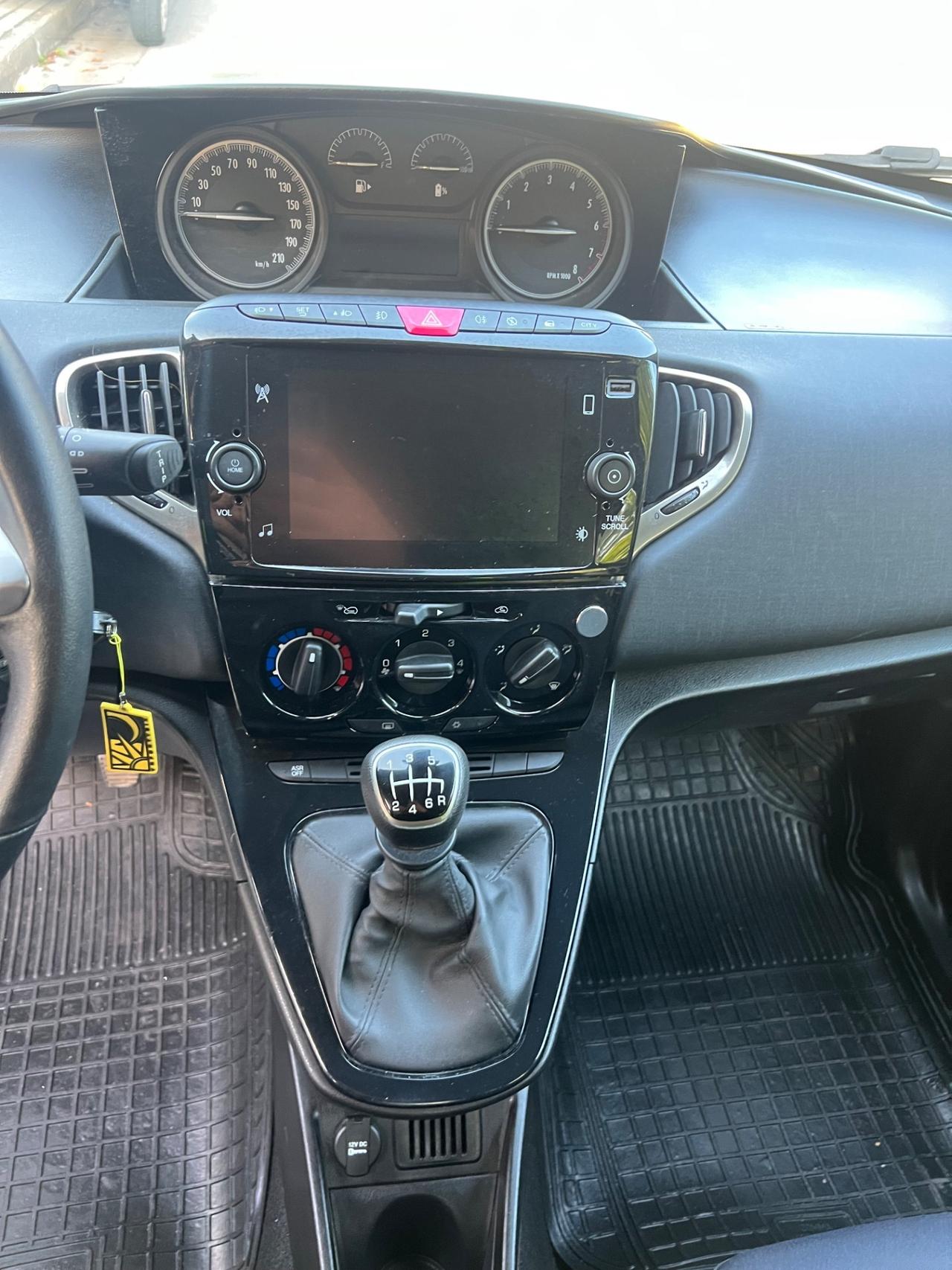 Lancia Ypsilon 1.0 FireFly Hybrid Ecochic Gold