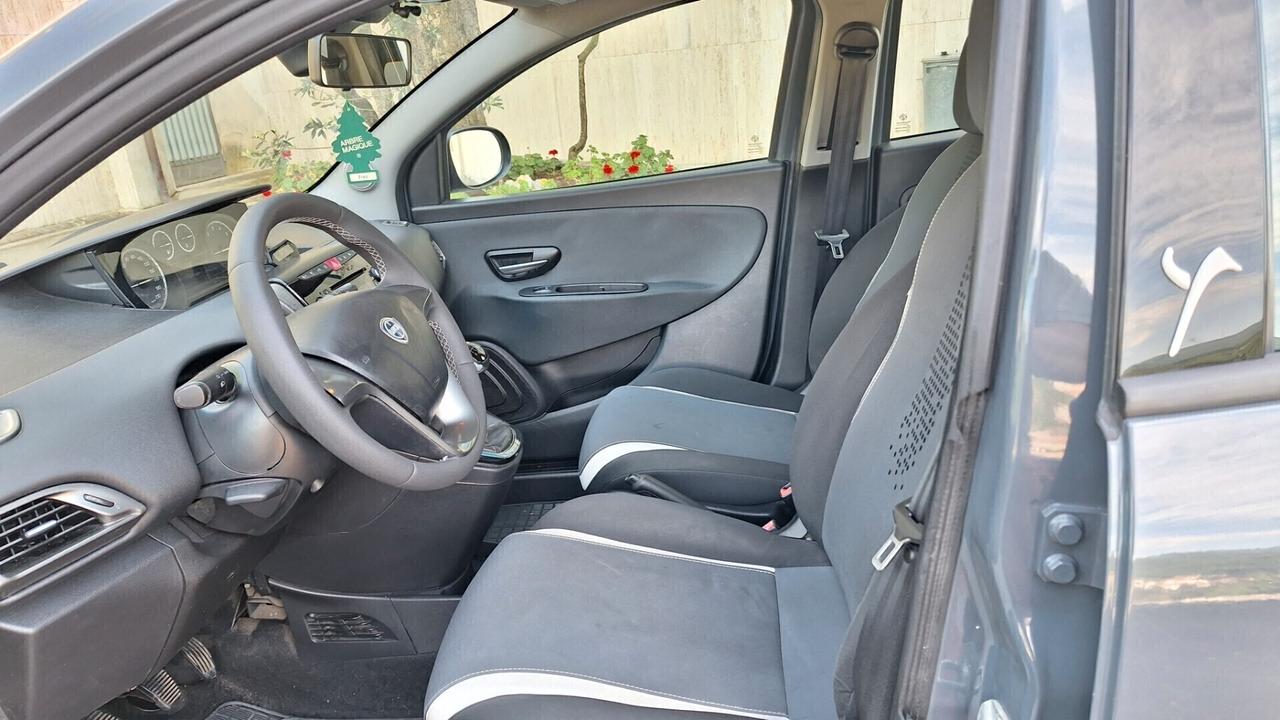 Lancia Ypsilon 0.9 TwinAir 85 CV 5 porte Metano Ecochic Elefantino