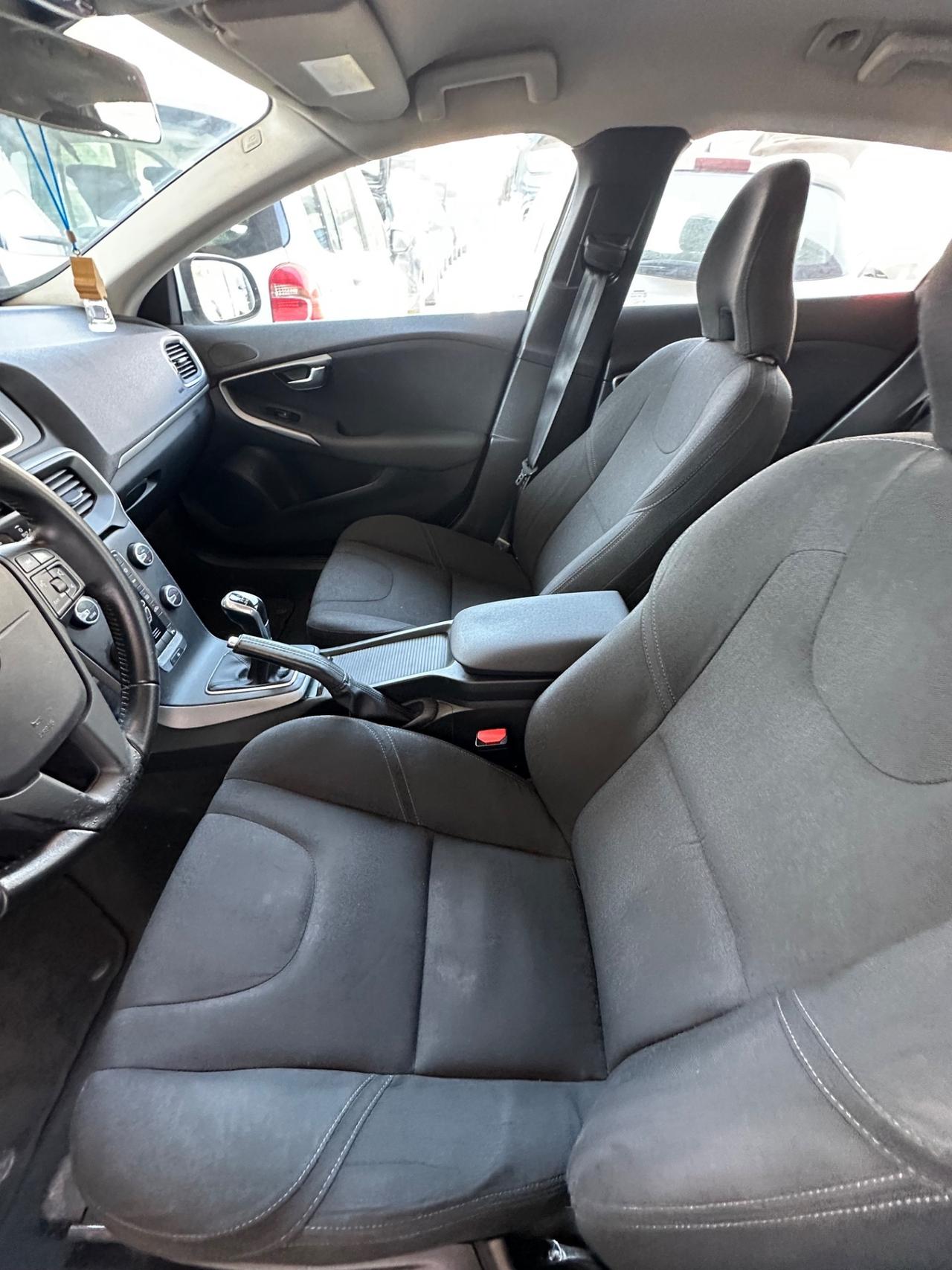 Volvo V40 D2 R-design Momentum