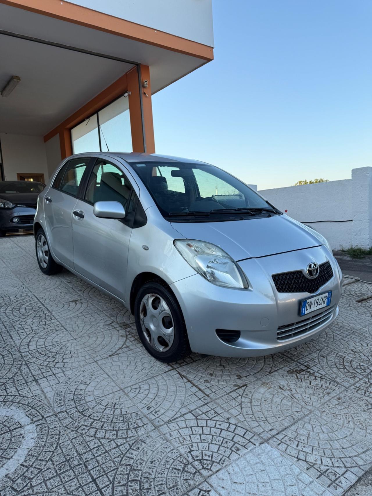 Toyota Yaris 1.0 5 porte Neo patentati