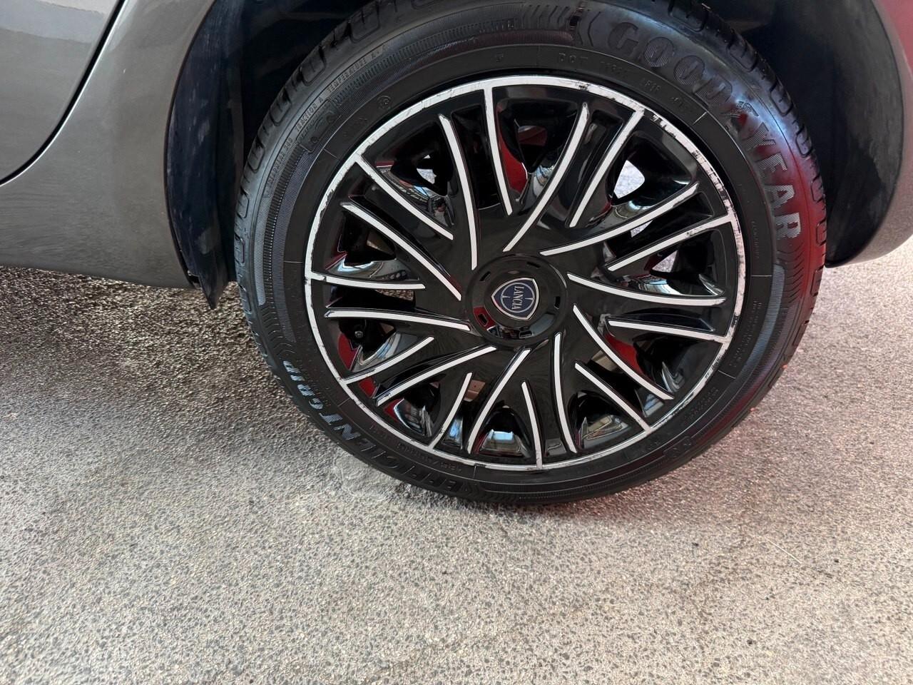 Lancia Ypsilon 1.0 FireFly 5 porte S&S Hybrid Gold - SENZA VINCOLI FINANZIARI