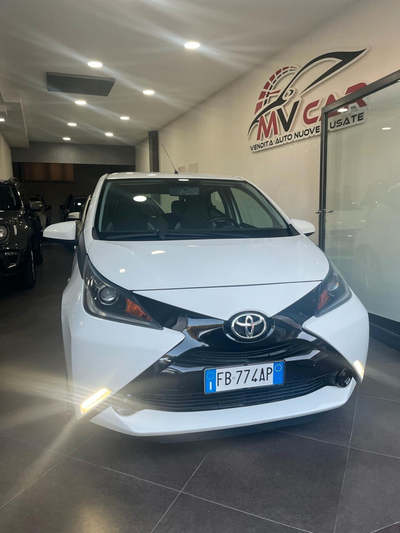 Toyota Aygo 1.0 VVT-i 69 CV 5 porte x-play MMT