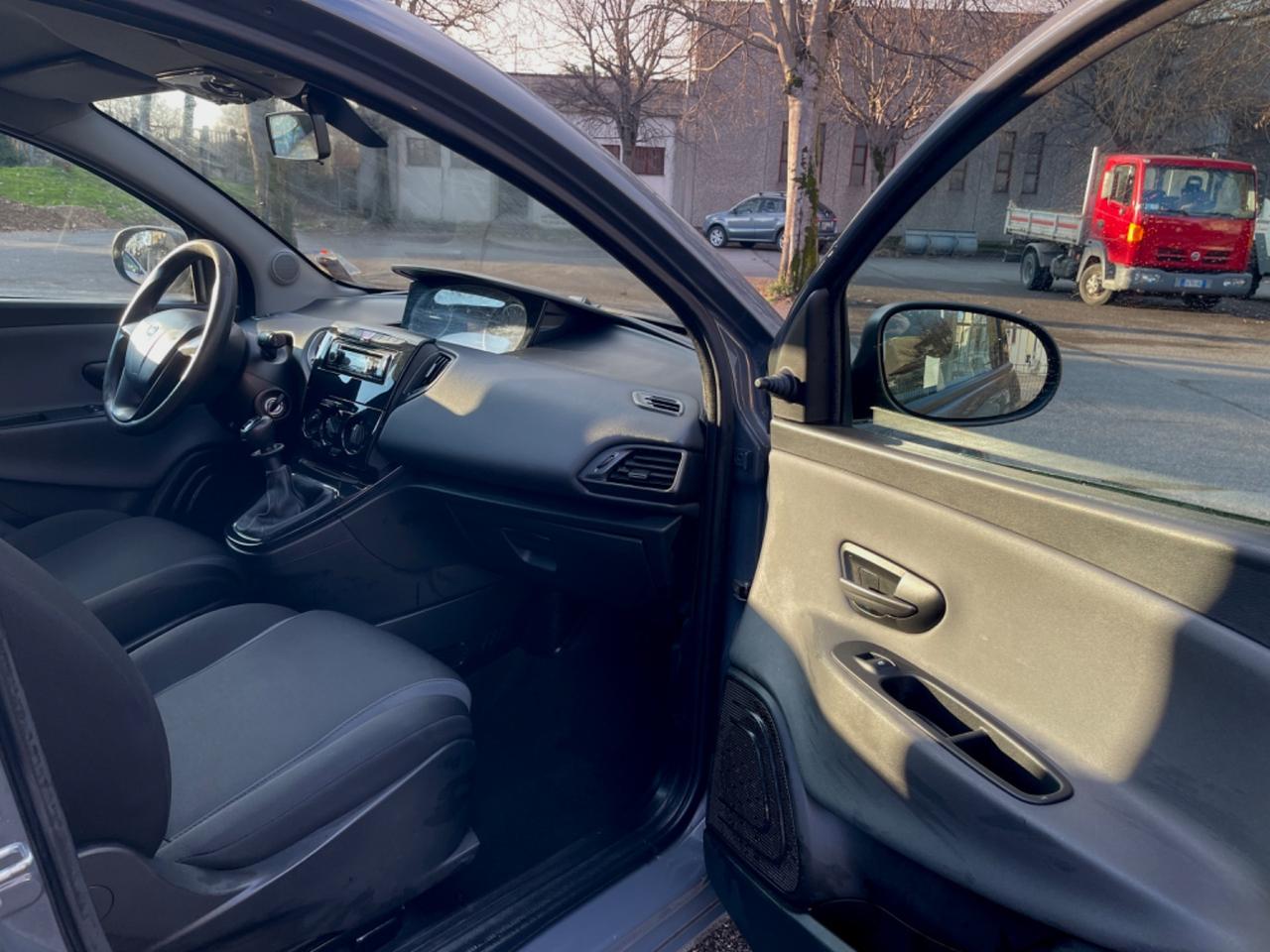 Lancia Ypsilon 1.2 69 CV 5 porte Platinum per Neopatentati 2016