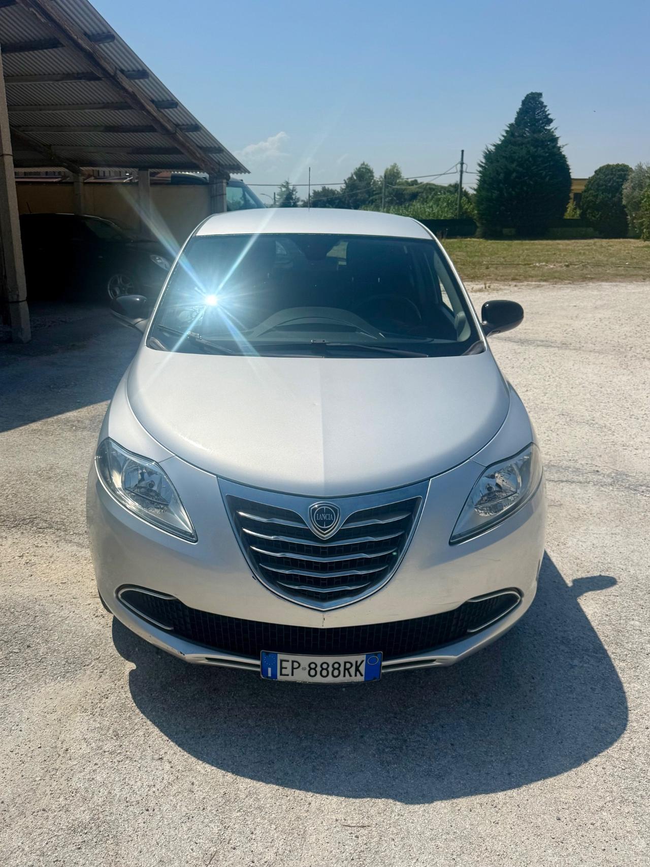 Lancia Ypsilon natural power benzina metano NEOPATENTATI