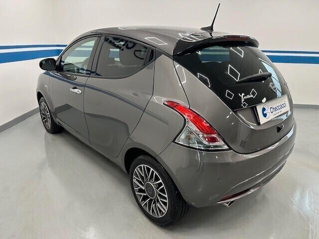 Lancia Ypsilon 1.0 FireFly 5 porte S&S Hybrid Silver