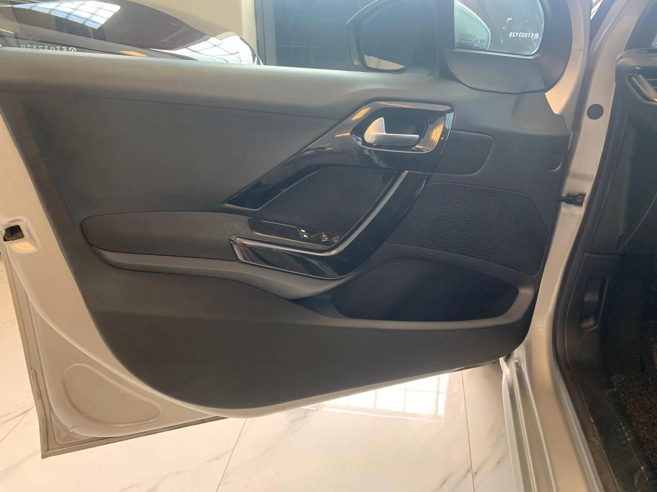 Peugeot 208 1.4 HDi 68 CV 5 porte Allure