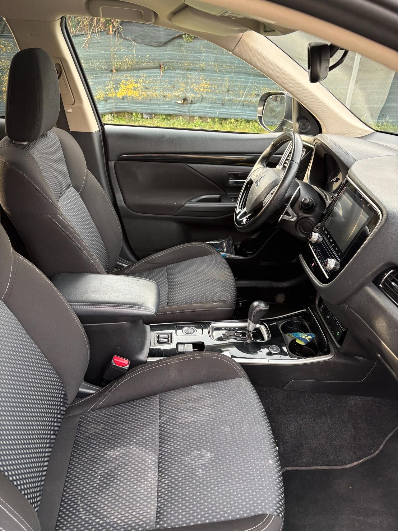 Mitsubishi Outlander 2.0 4WD GPL Bi-fuel CVT Diamond SDA 7 posti