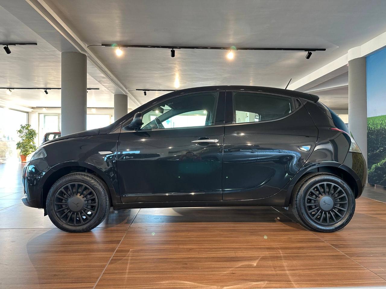 Lancia Ypsilon 1.0 FireFly 5 porte S&S Hybrid Silver