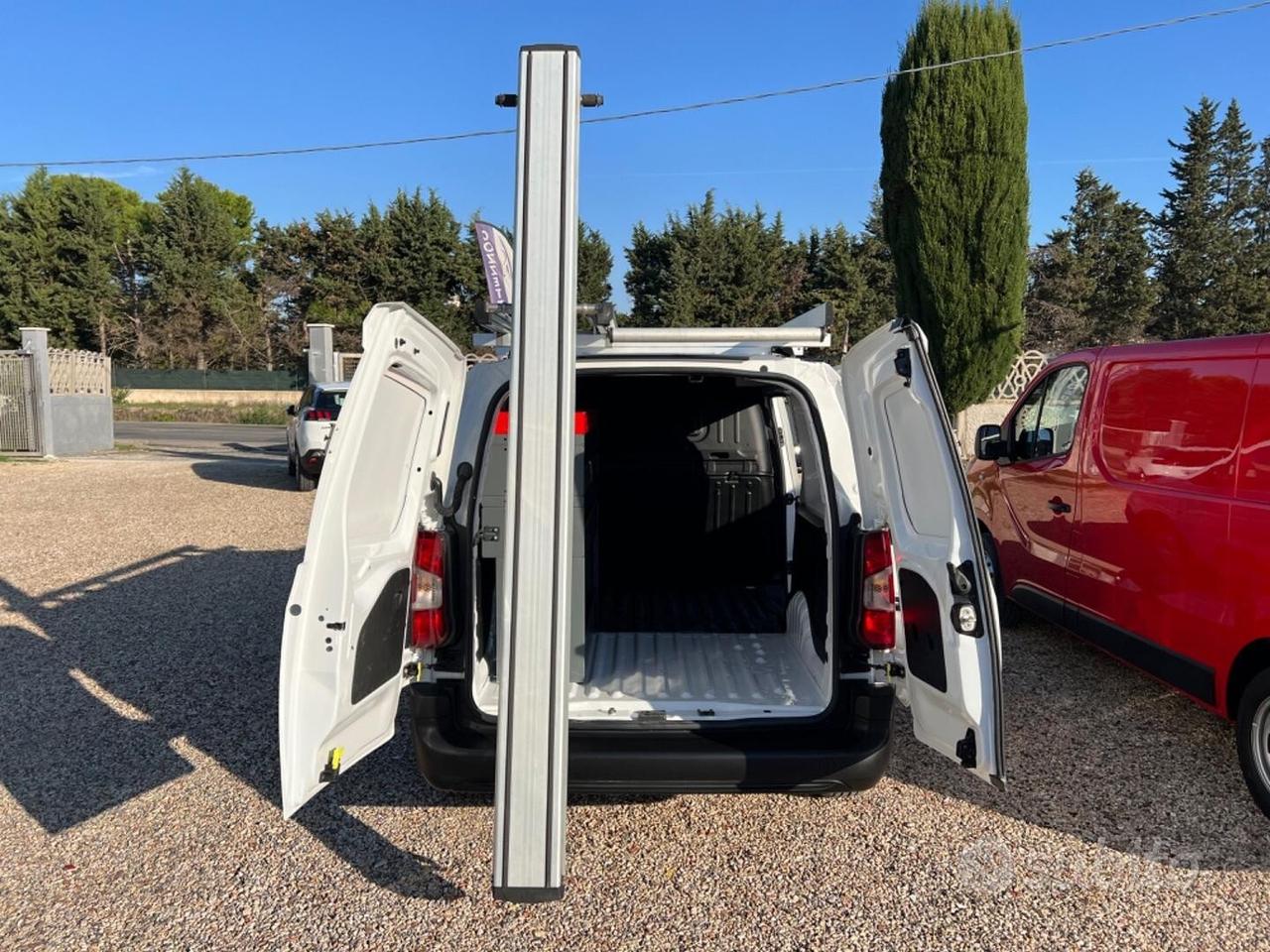 Peugeot Partner Maxi 2019 allestito 3 posti