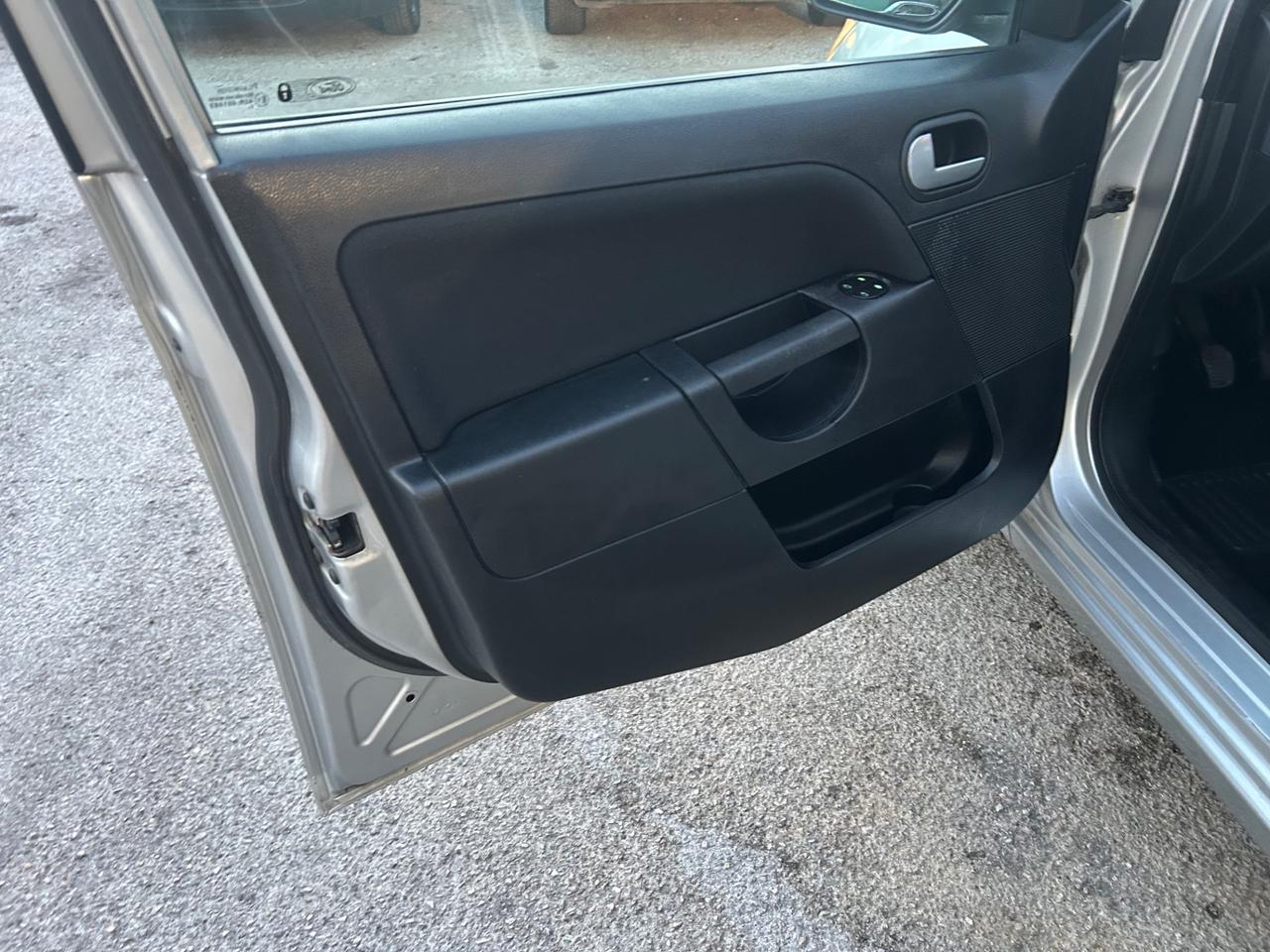 Ford Fiesta 1.2 5p. Ghia 140000km Gancio Traino