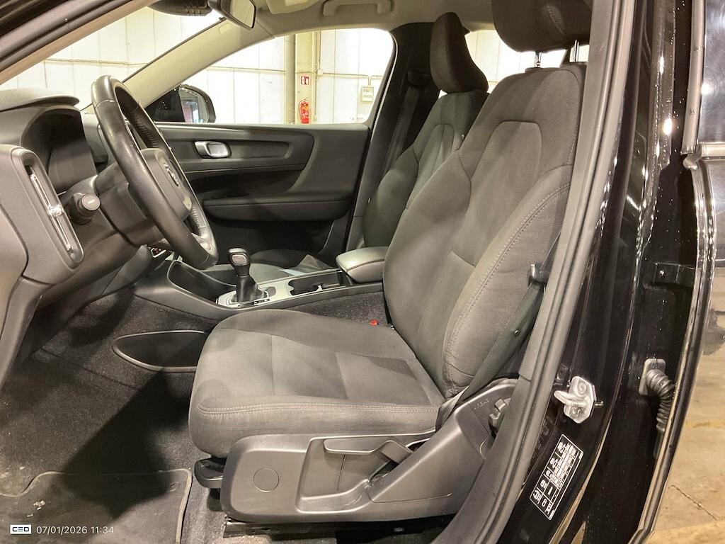 Volvo XC40 2.0D D3 150CV 6M. MOMENTUM CORE ( FARI LED - COCKPIT NAVI CRUISE SENSORI POST. )