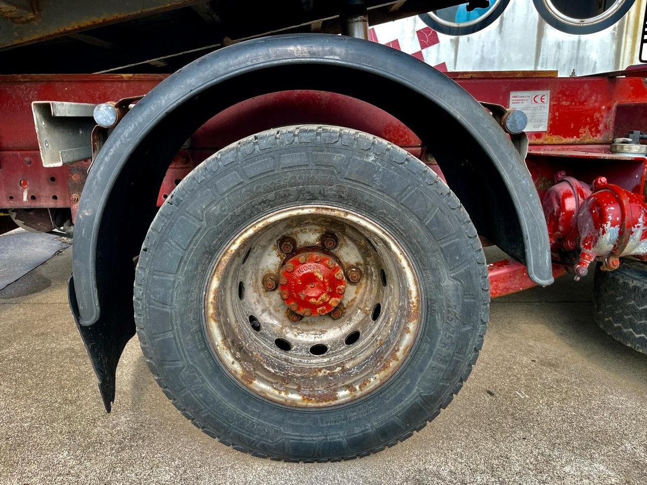 IVECO EUROCARGO 75E14 TRILATERALE + GRU FERRARI 540 A3