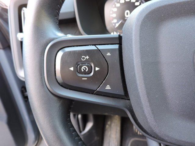 VOLVO XC40 T2 MOMENTUM CORE MANUALE
