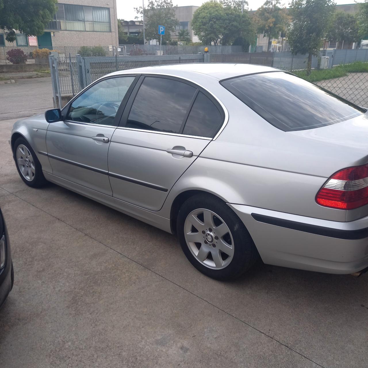 Bmw 320 320i (2.2) cat 4 porte Attiva