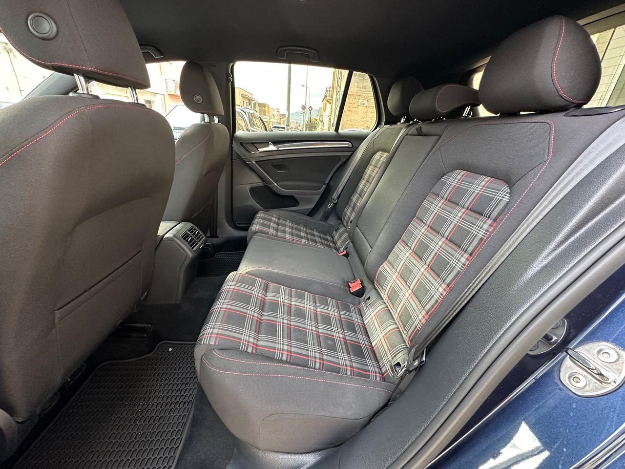 Volkswagen Golf VII GTI 2.0 211CV PANAMERICANA