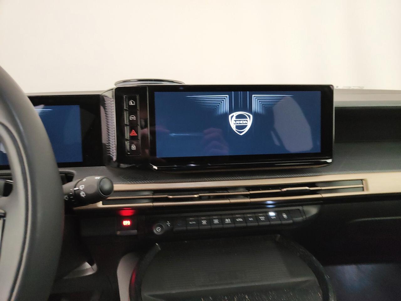 Lancia Ypsilon Hybrid e-DCT LX