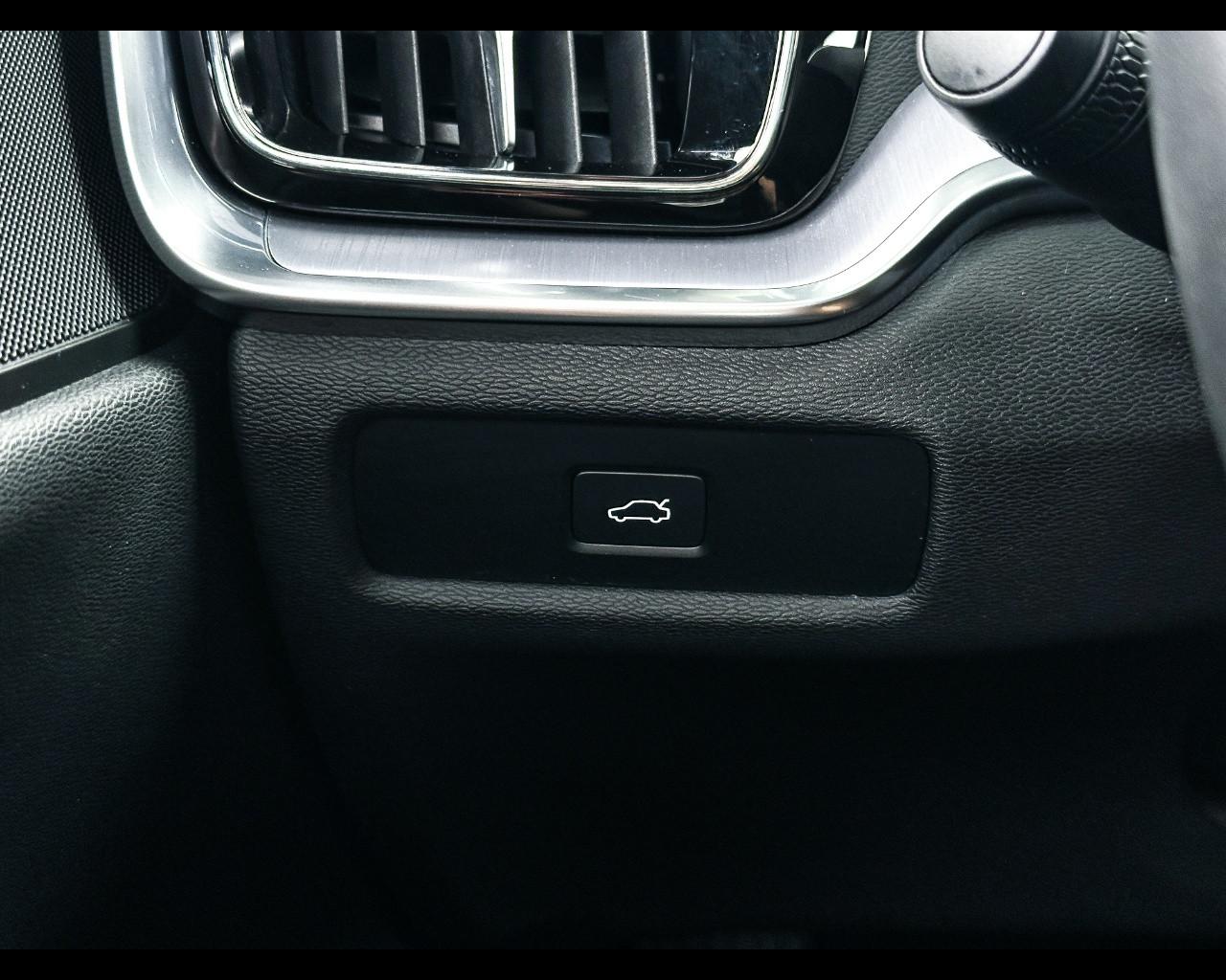 VOLVO V60 B4 (d) automatico Essential