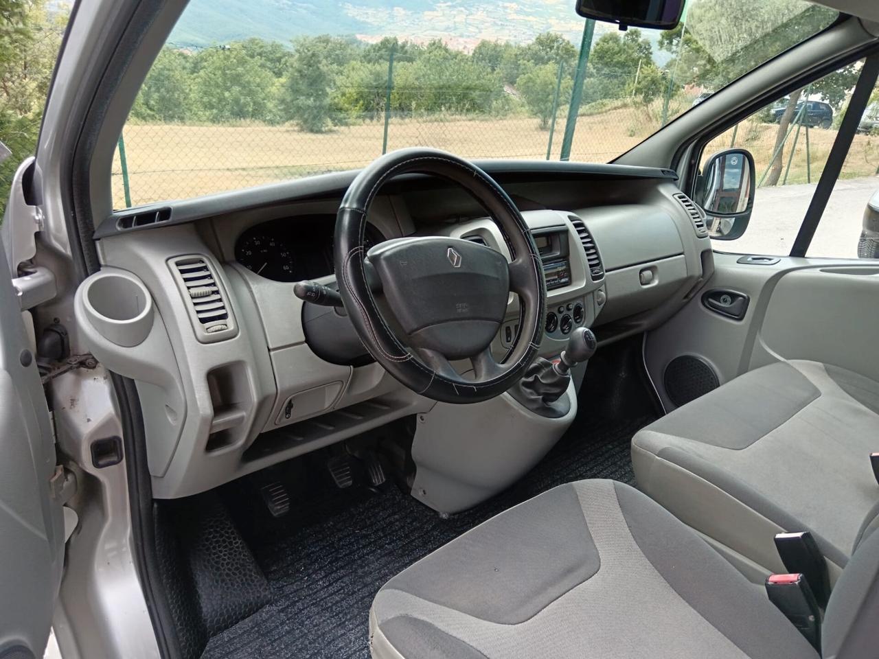 Renault Trafic. 9 posti
