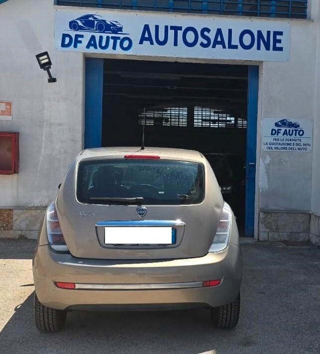 Lancia Ypsilon 1.3 MJT 75 CV Versus