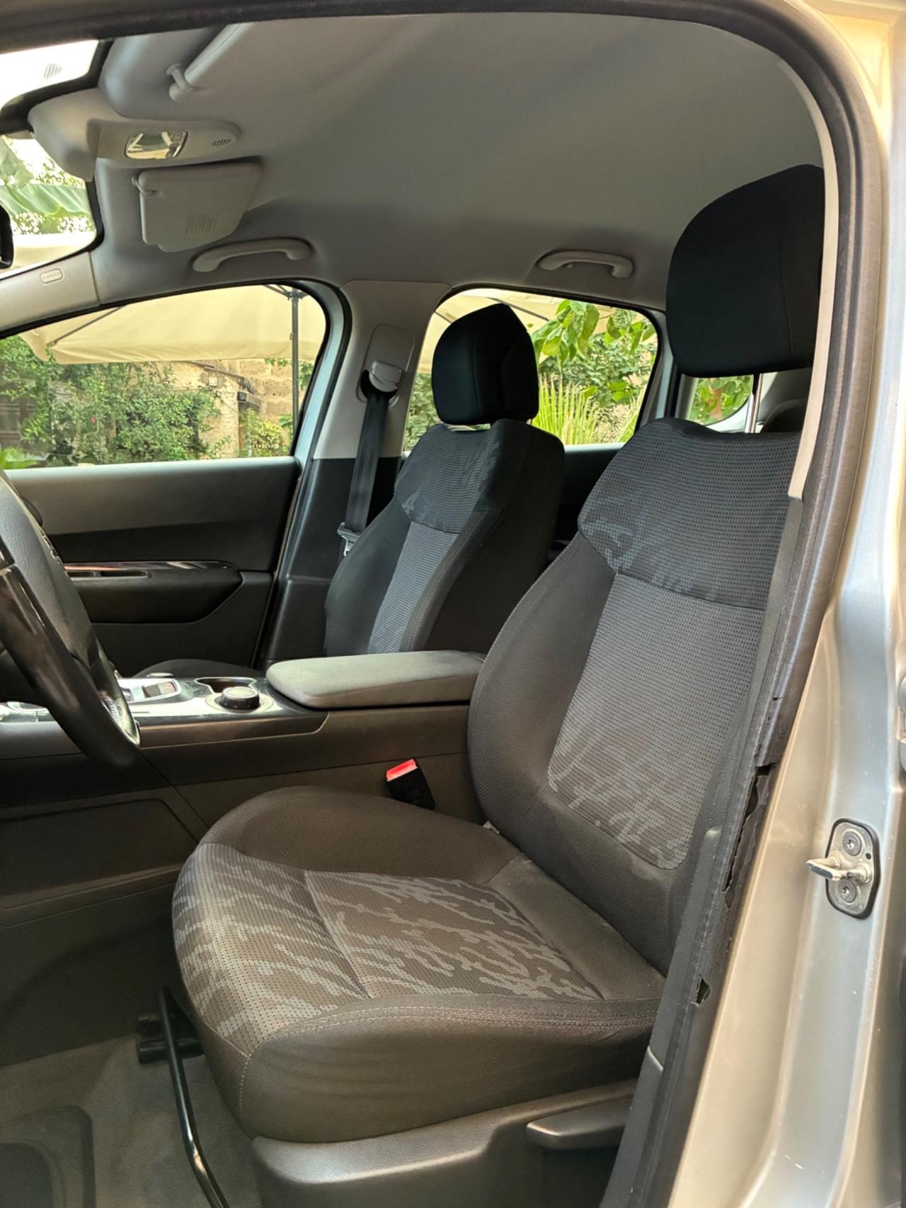 Peugeot 3008 1.6 HDi 112CV cambio robotizzato Business