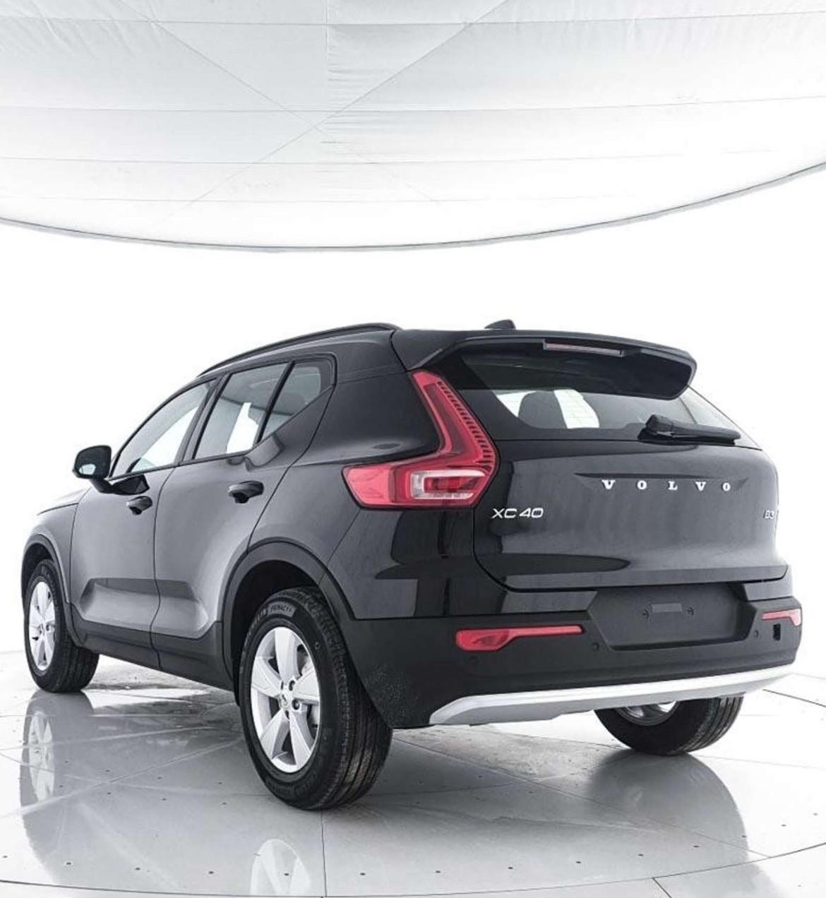 Volvo XC40 B3 automatico MILD HYBRID ELETTRICA NOLEGGIO 12 MESI