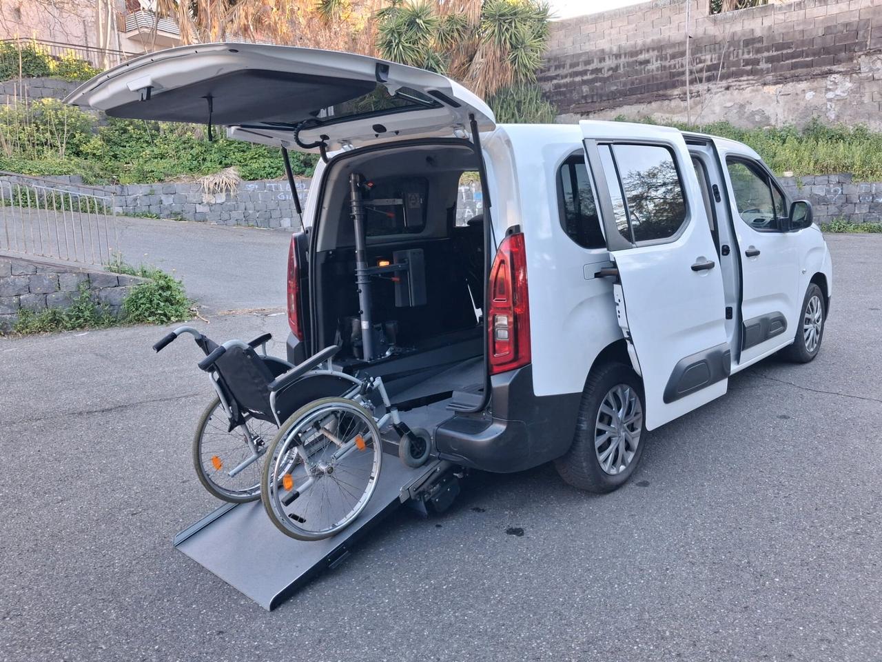 Citroen Berlingo Pianale ribassato con rampa disabili in carrozzina