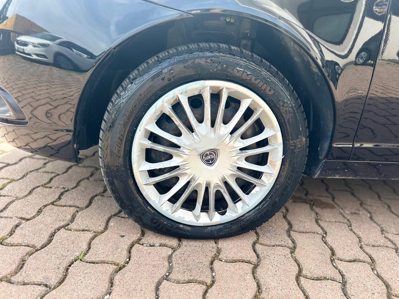 Lancia Ypsilon 1.3 MJT 75 CV Versus