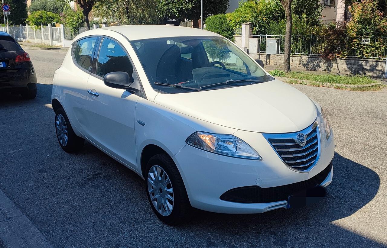Lancia Ypsilon 0.9 TwinAir 85 CV 5 porte Metano Ecochic Silver