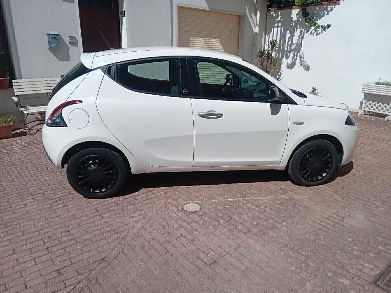 Lancia Ypsilon 1.0 Hybrid Ok Neo