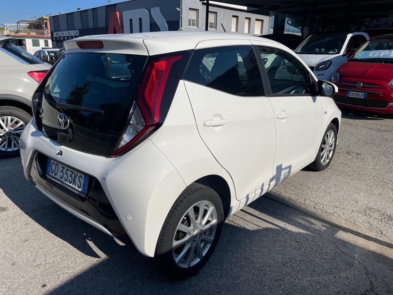 Toyota Aygo Connect 1.0 VVT-i 72 CV 5 porte x-clusiv