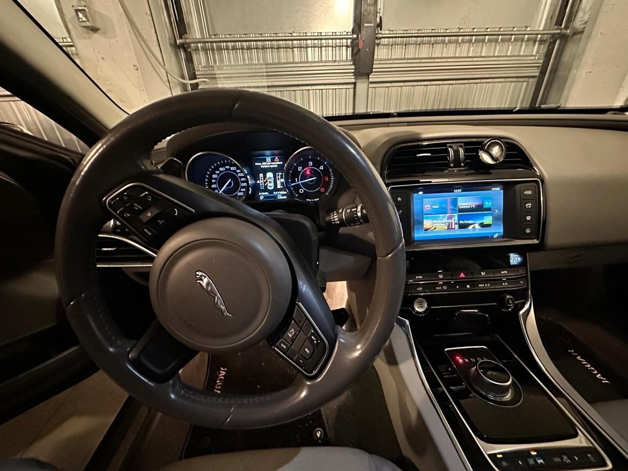 JAGUAR XE 2,0 180CV- AUTOMATICA-EURO 6- MOTORE NUOVO