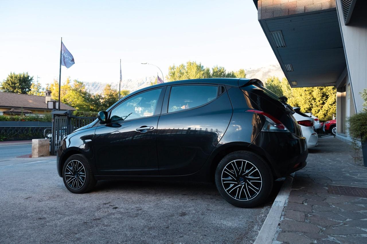 Lancia Ypsilon 1.0 Hybrid Silver Plus 70 CV