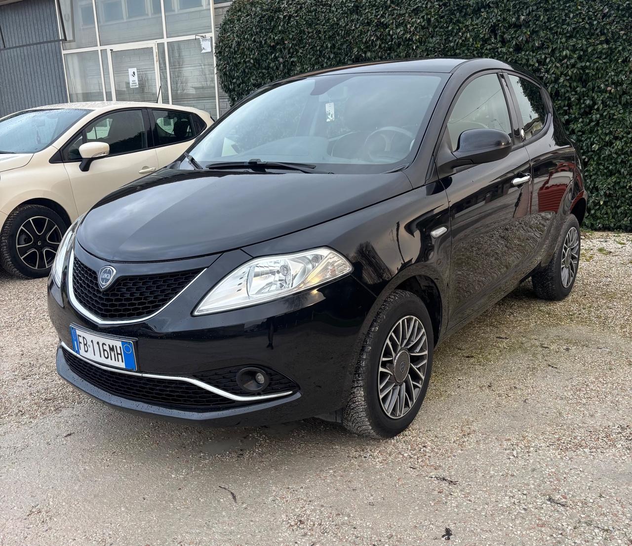 Lancia Ypsilon 0.9 TwinAir 85 CV 5 porte Metano Ecochic Silver