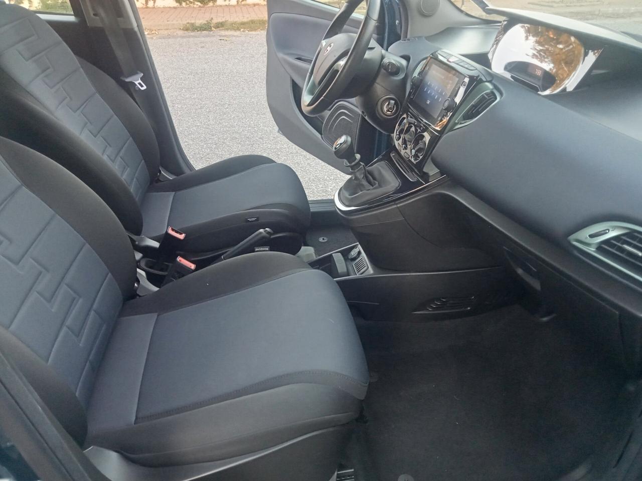 Lancia Ypsilon 1.0 FireFly 5 porte S&S Hybrid Platino