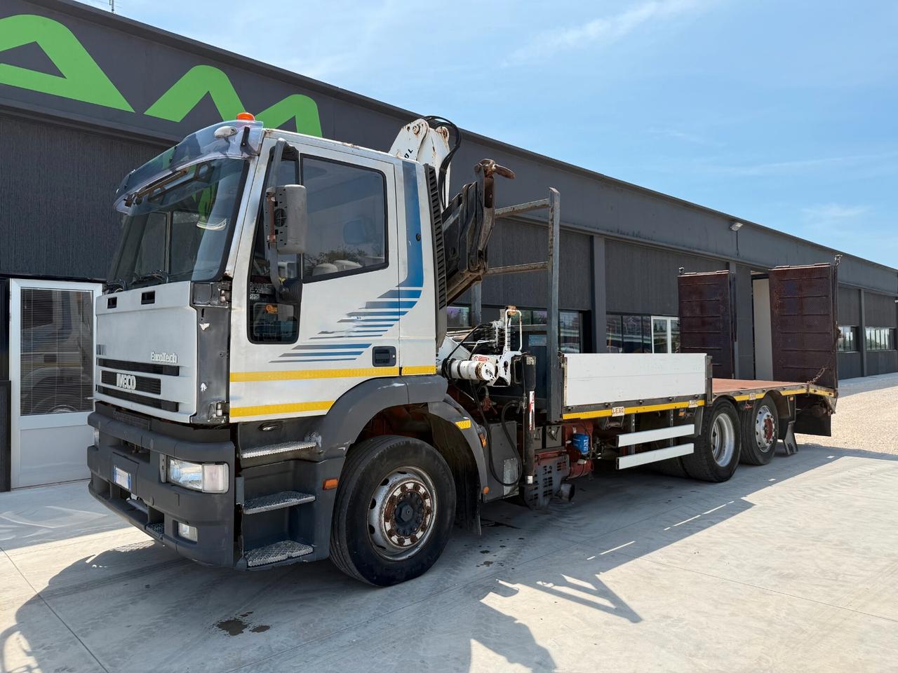 Iveco Eurotech 240E42 cassone fisso con rampe idrauliche e gru