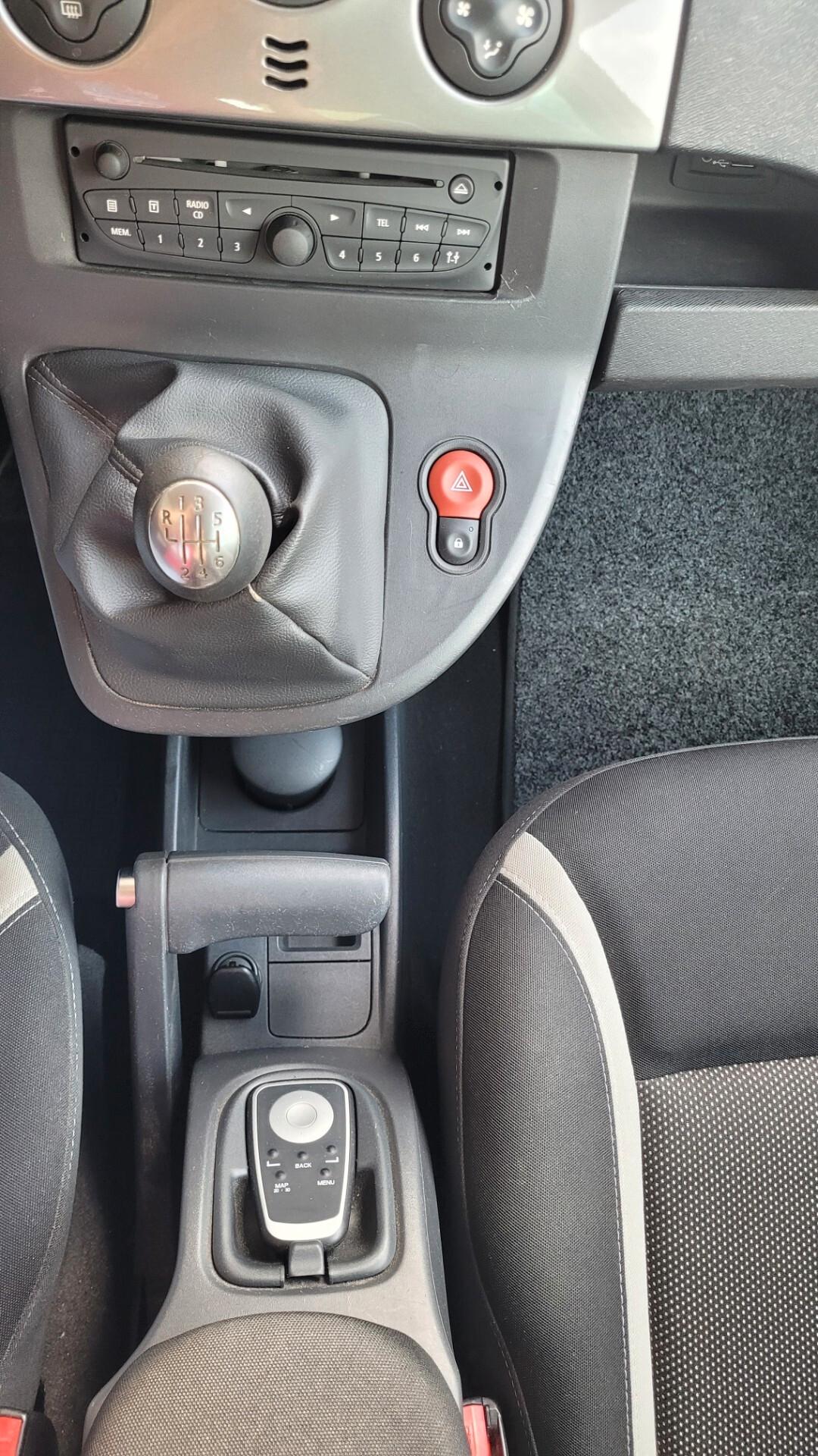 Renault Kangoo 1.5 Diesel 5 posti porte .. navi , gancio traino