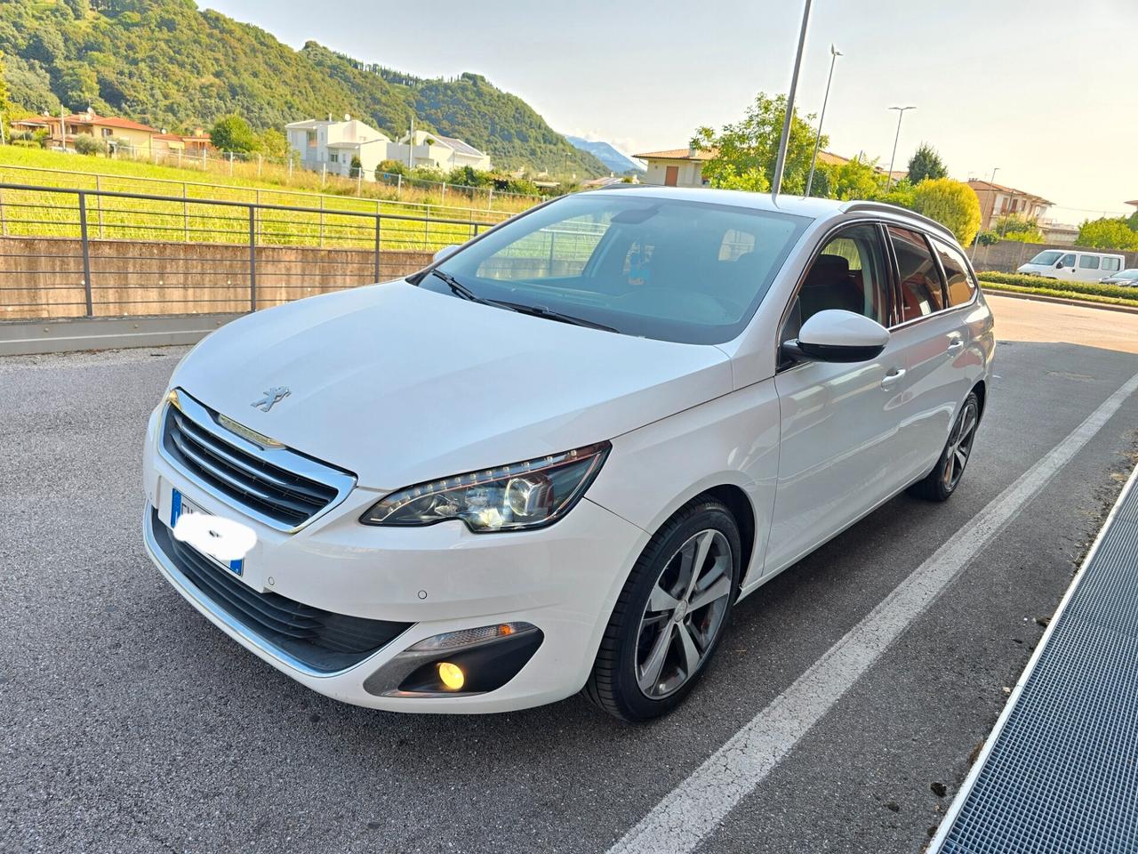 Peugeot 308 BlueHDi 120 S&S EAT6 SW Allure