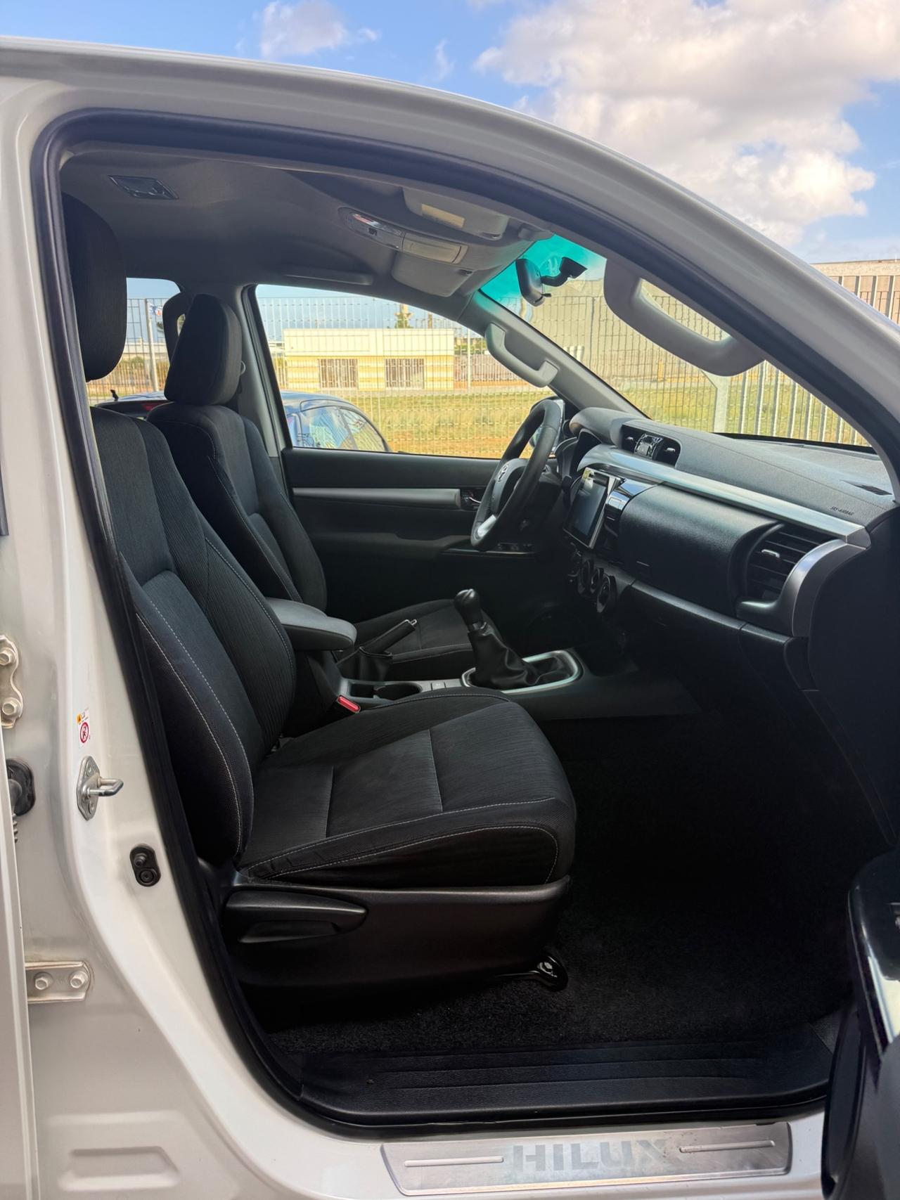 Toyota Hilux 2.4 D-4D 4WD Lounge my16"