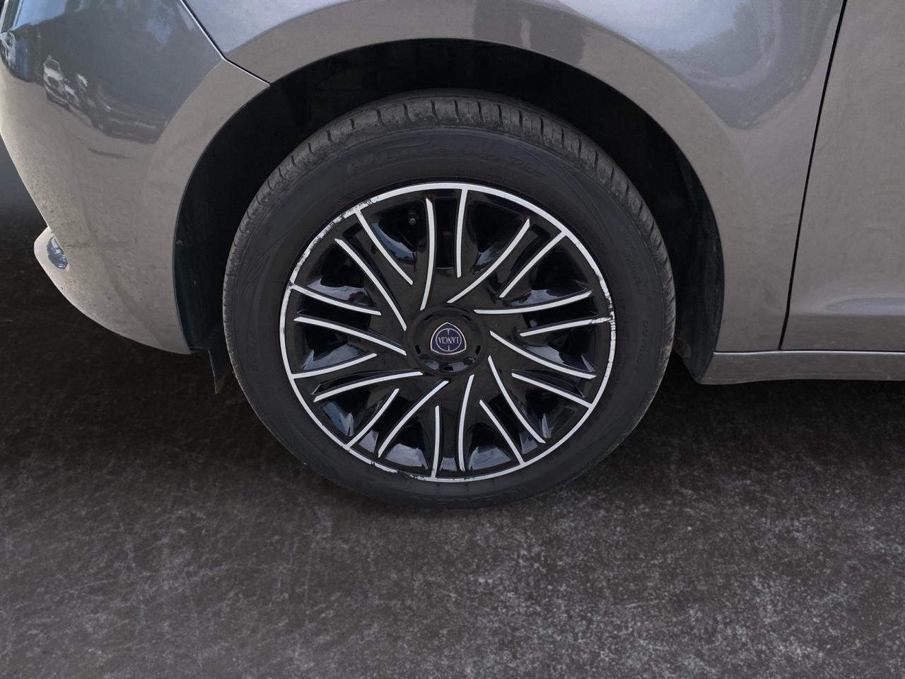 LANCIA Ypsilon III 2021 - Ypsilon 1.0 firefly hybrid Silver s&s 70cv 5p.ti