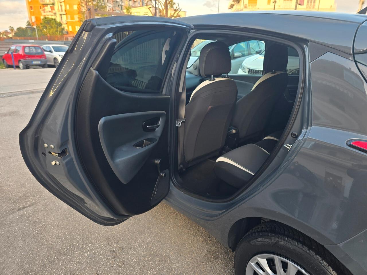 Lancia Ypsilon 0.9 TwinAir 85 CV 5 porte Metano Ecochic Elefantino