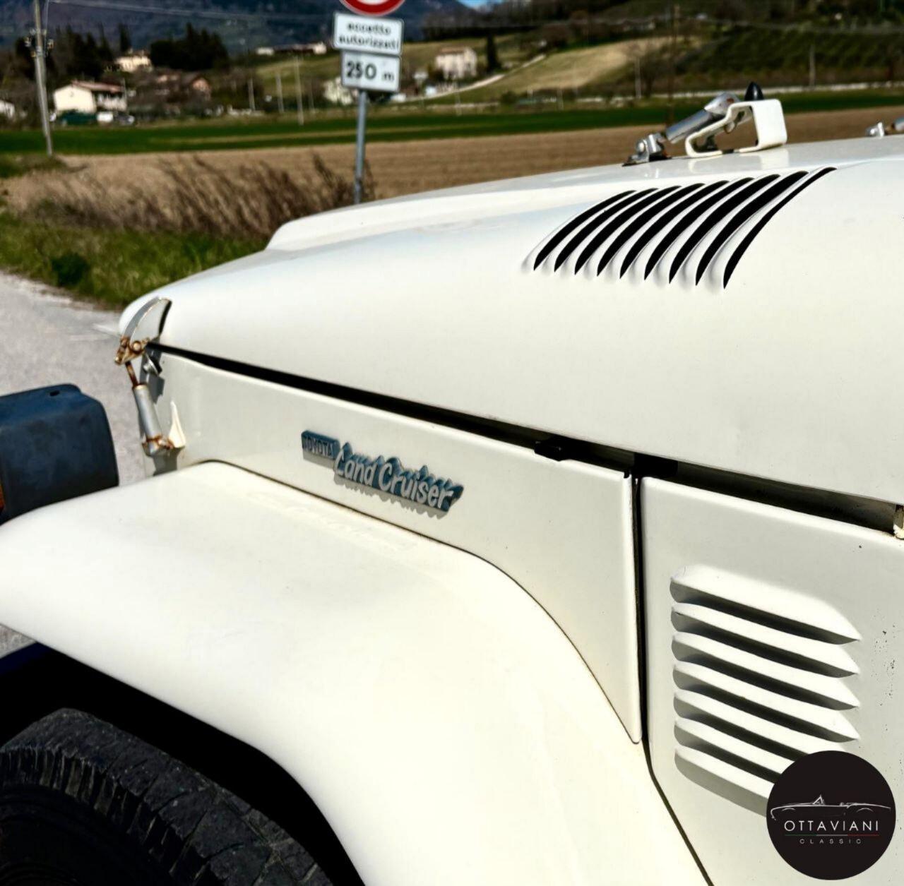 Toyota Land Cruiser BJ40 Trasformabile con centina