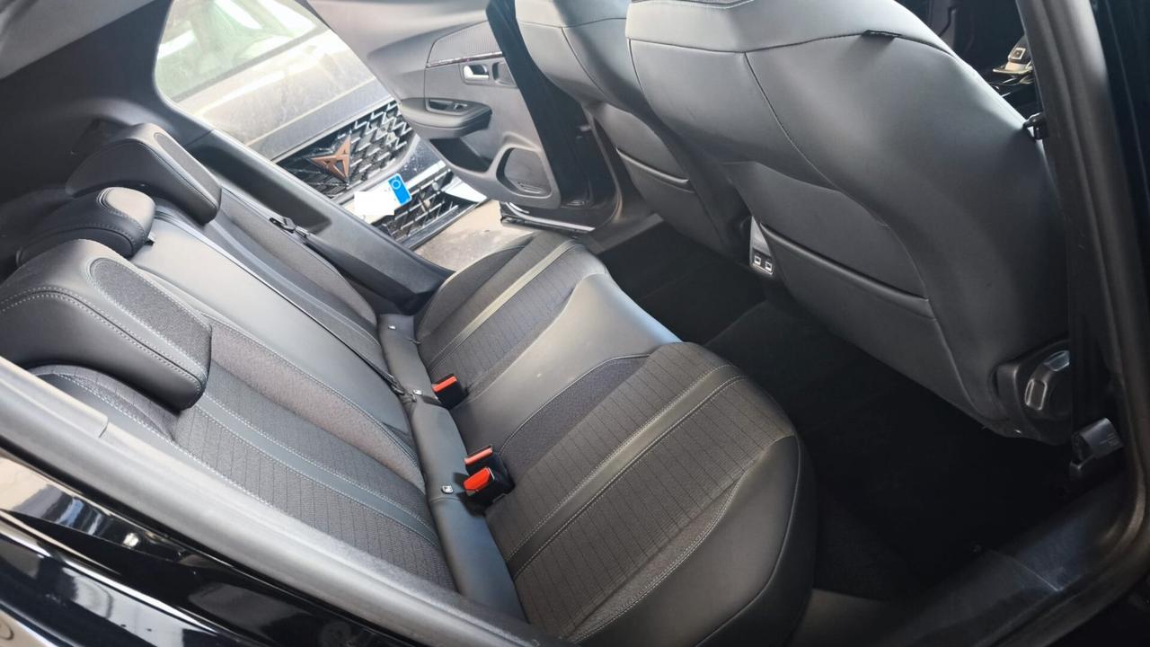 Peugeot 2008 BlueHDi 130 S&S EAT8 Allure