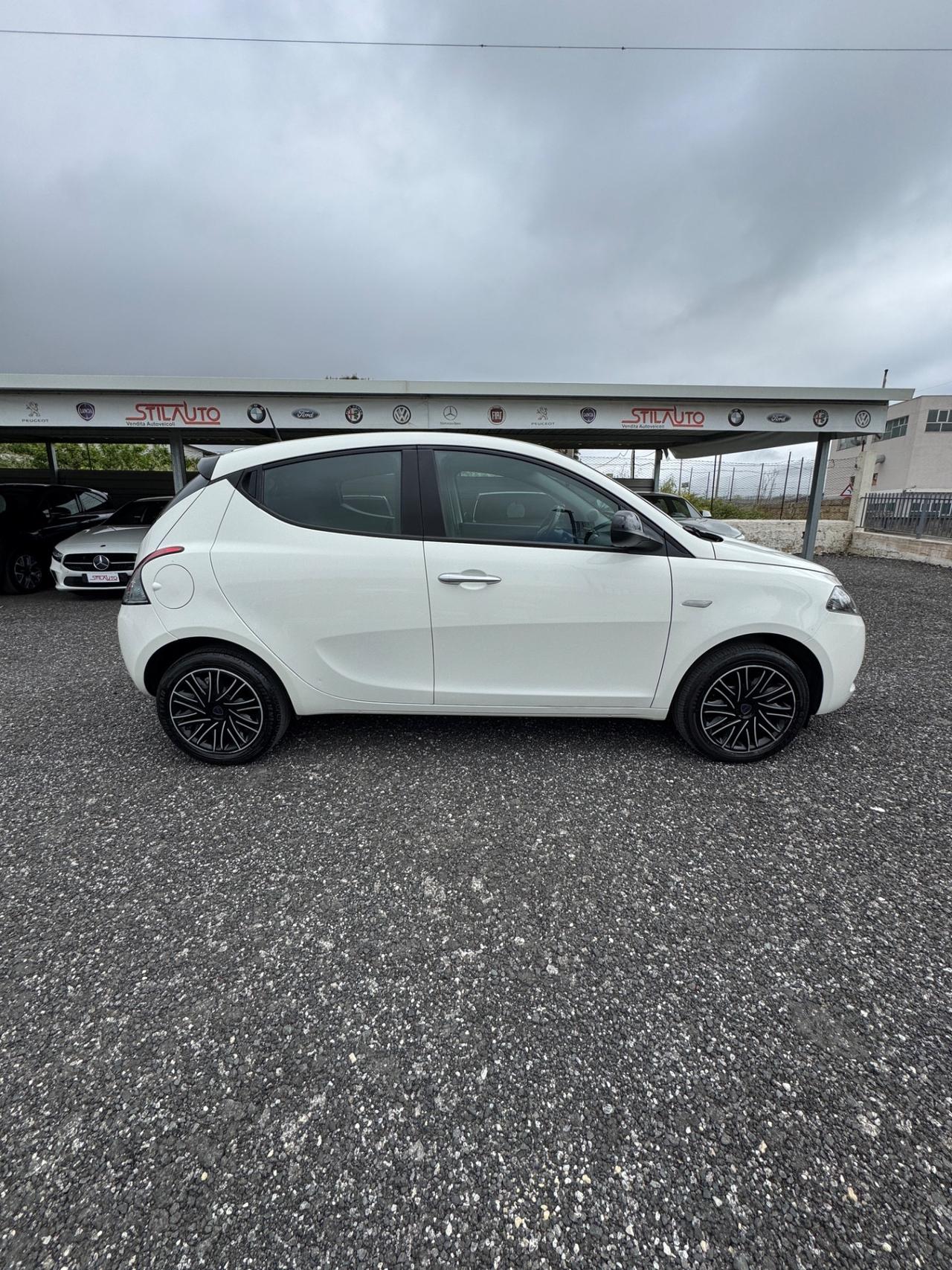 Lancia Ypsilon 1.0 FireFly 5 porte S&S Hybrid Gold Plus