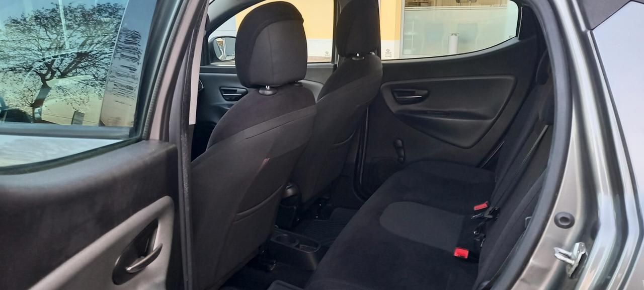 Lancia Ypsilon Benzina cc. 1.242 - 5 Porte 5 Posti UTILIZZABILE ANCHE PER I NEOPATENTATI.