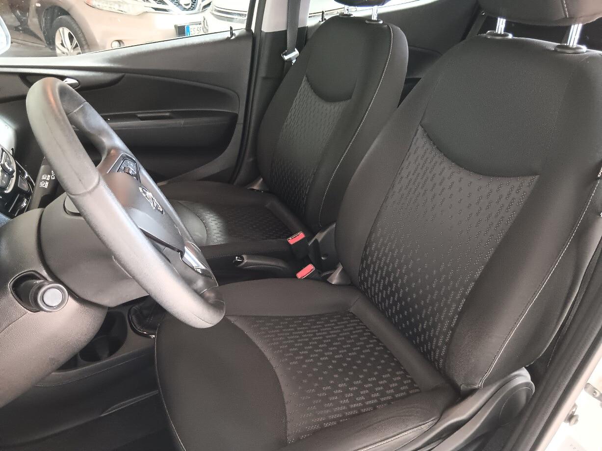 Opel Karl Rocks 1.0 (73 cv)